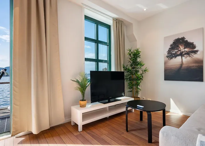 New! Sea Front Apt. With Terrace Above The Sea! شقة برغن