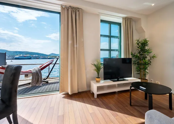 شقة New! Sea Front Apt. With Terrace Above The Sea! برغن
