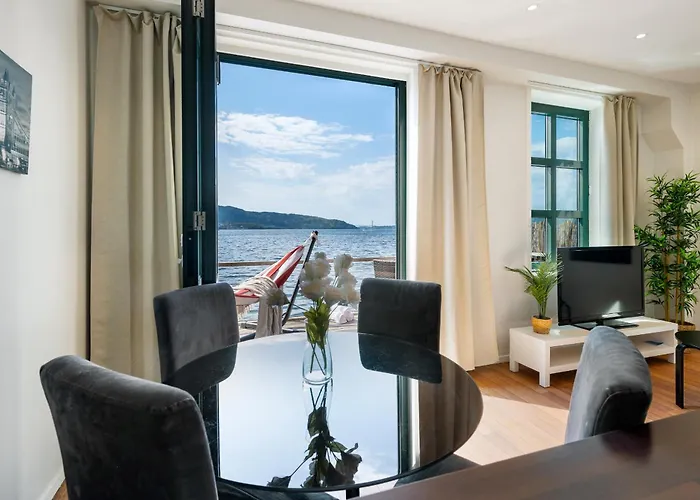 New! Sea Front Apt. With Terrace Above The Sea! شقة برغن