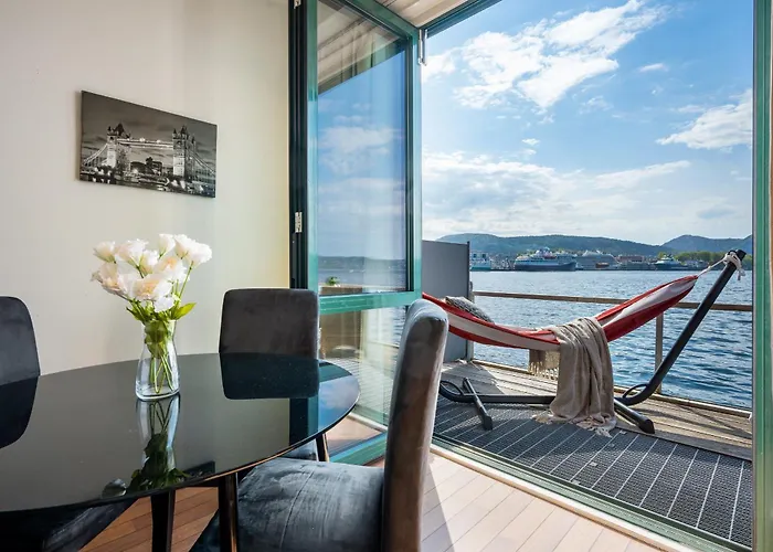 شقة New! Sea Front Apt. With Terrace Above The Sea! برغن