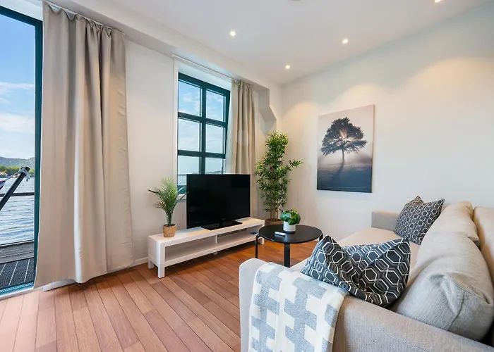 شقة New! Sea Front Apt. With Terrace Above The Sea!